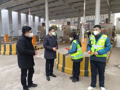 董事长涂建平、、、总司理章勇慰问高速公司一线员工